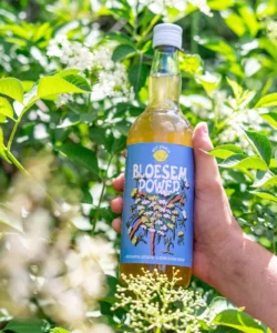 Bloesem Power van Roze Bunker – elderflower syrup with rescued lime peel
