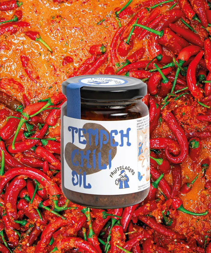Tempeh Chili Oil van Fruitslagers – spicy chili oil with Boonzaak tempeh, bay leaf and dulse
